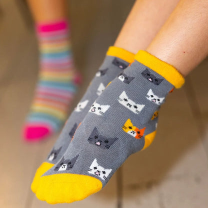 Barn í gráum bambus barnasokkkum með kattamynstri